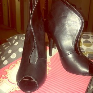 Peep Toe high heel shootie